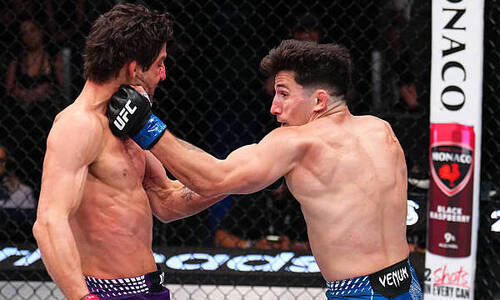 Победивший Азата Максума Митч Рапосо выиграл бой на турнире UFC
