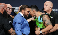 Макгрегор и Холлоуэй едва не подрались на дуэли взглядов перед UFC 329. Видео