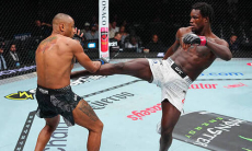 Пинас нокаутировал Алмейду на турнире UFC 329. Видео