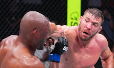 Дрикус Дю Плесси победил Камару Усмана в главном бою турнира UFC. Видео