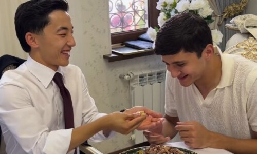 Файзуллаев с руки накормил пловом Хусанова. Видео