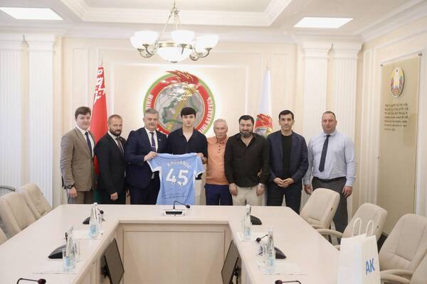 Абдукодир Хусанов сделал подарок министру спорта Беларуси. Фото