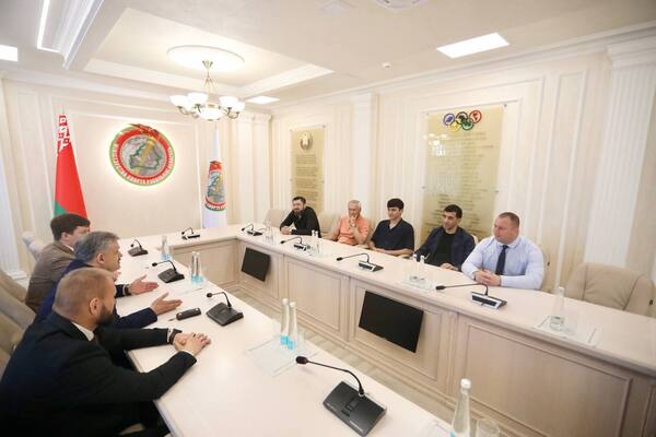 Абдукодир Хусанов сделал подарок министру спорта Беларуси. Фото