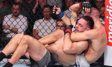 Дебютант UFC задушил соперника за 81 секунду. Видео