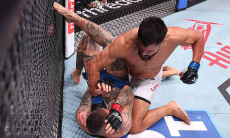 Боец устроил рубку и победил нокаутом за минуту в UFC. Видео