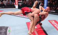 Ярким финишем в первом раунде обернулся бой турнира UFC. Видео