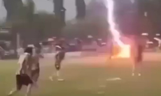 Молния убила футболиста прямо во время матча в Таиланде. Видео