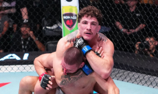 Финишем в первом раунде закончился главный бой турнира UFC. Видео