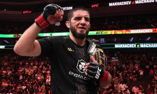 Махачев утешил сына Гэрри после победы на турнире UFC 330. Видео