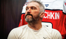Овечкин чудом избежал травмы во время хоккейного матча в России