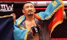 Казахстанский боец досрочно победил чемпиона в Китае. Видео