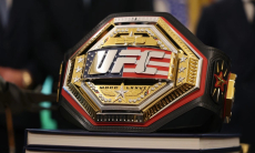 Впервые в истории может состояться бой за три пояса UFC