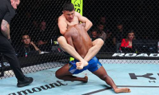Казах досрочно выиграл главный бой турнира Road to UFC. Видео