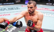 Нурмагомедова сенсационно нокаутировали в главном бою в UFC