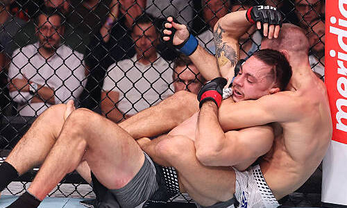 Дебютант UFC задушил соперника за 81 секунду. Видео