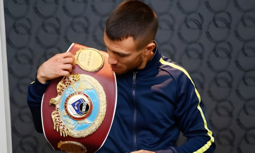 Василий Ломаченко вручил пояс WBO новому чемпиону. Видео