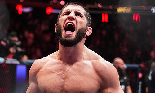 Махачев показал два чемпионских пояса UFC. Видео