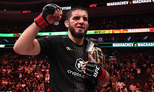 Махачев утешил сына Гэрри после победы на турнире UFC 330. Видео