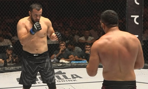 Казахстанский боец побил чемпиона из Узбекистана у него на родине