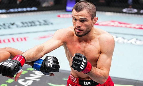 Нурмагомедова сенсационно нокаутировали в главном бою в UFC