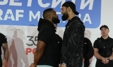 Хамзат Чимаев провел дуэль взглядов с экс-чемпионом UFC. Видео