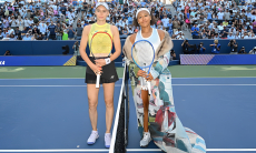 Соперница Рыбакиной вышла в стильном образе на матч за четвертьфинал US Open. Видео
