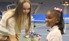 Елена Рыбакина отдала выигранный трофей ребенку. Видео