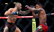 Судейским решением завершился бой за титул чемпиона UFC в весе Алмабаева