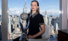 WTA показала закулисье фотосессии Рыбакиной с новыми трофеями. Видео