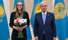 Касым-Жомарт Токаев встретился с Еленой Рыбакиной и вручил ей награду. Фото