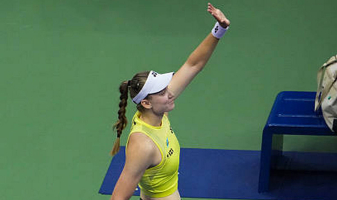 Елена Рыбакина оторвалась от Арины Соболенко в чемпионской гонке WTA