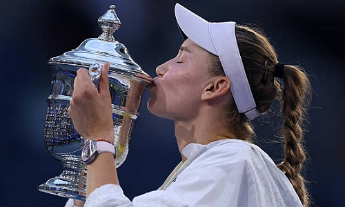 Елена Рыбакина продемонстрировала чемпионский поцелуй. Видео