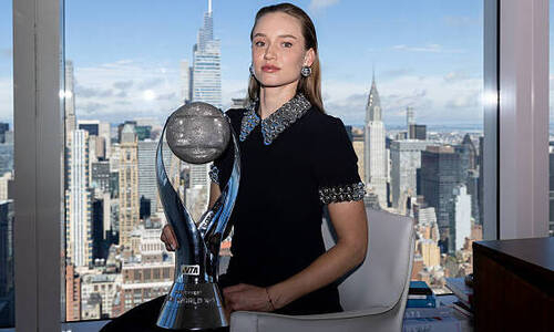 WTA показала закулисье фотосессии Рыбакиной с новыми трофеями. Видео