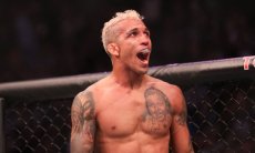 Чарльз Оливейра официально получил соперника на главный бой UFC 335 за титул