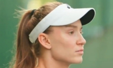 Елена Рыбакина прибыла в Нинбо и вышла на корт перед защитой титула. Видео