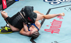 Жестким болевым приемом закончился бой на турнире UFC. Видео