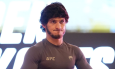 «На улице меня избивали». Евлоев вспомнил детство перед боем за титул UFC