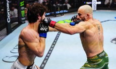 Нокаутом закончился бой Волкановски — Евлоев за титул чемпиона UFC