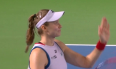 Елена Рыбакина оторвалась от Арины Соболенко в чемпионской гонке WTA
