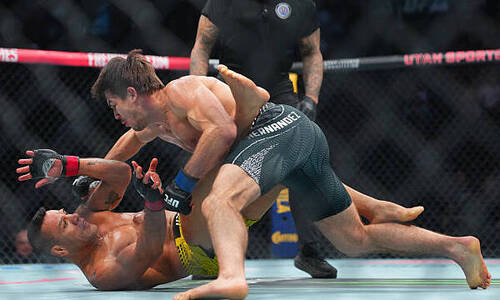 Бывшего чемпиона нокаутировали в UFC. Видео 