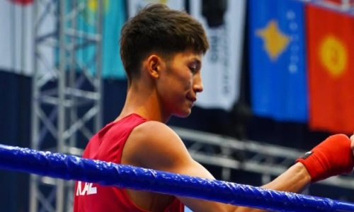 Казахстанский боксёр с нокдауном выиграл третий бой на юниорском чемпионате мира-2026