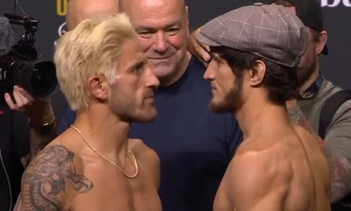Волкановски и Евлоев провели дуэль взглядов перед боем за титул UFC. Видео