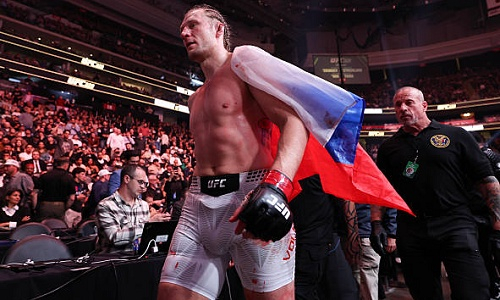 Александр Волков победил в UFC в свой день рождения