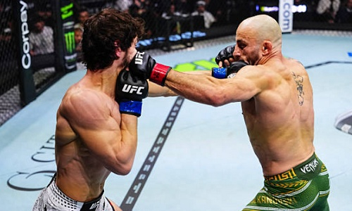 Нокаутом закончился бой Волкановски — Евлоев за титул чемпиона UFC